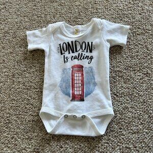 ✨$3 for $25 • 5 for $40 ✨ Laughing Giraffe Onesie 0-3 Months London Phone Booth
